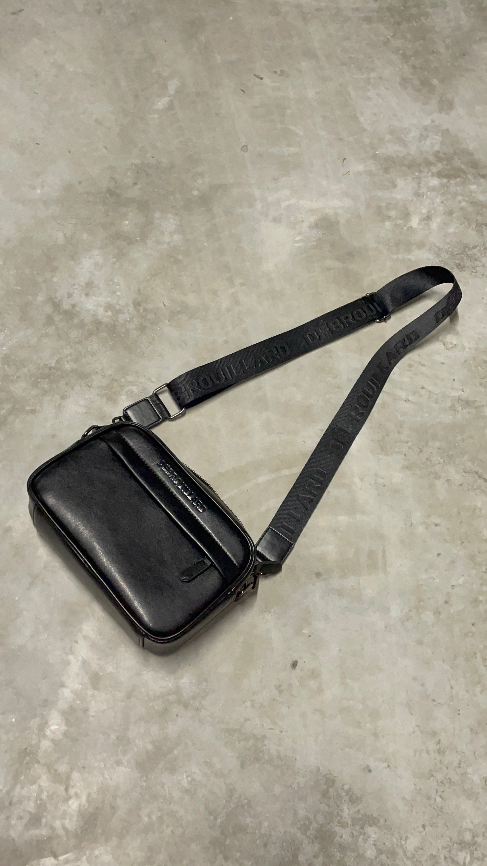 ESSENCE MESSENGER BAG - ZWART