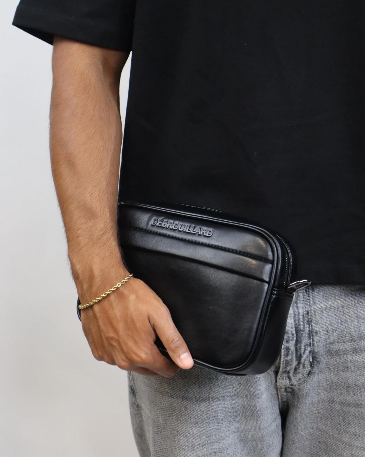 ESSENCE MESSENGER BAG - ZWART